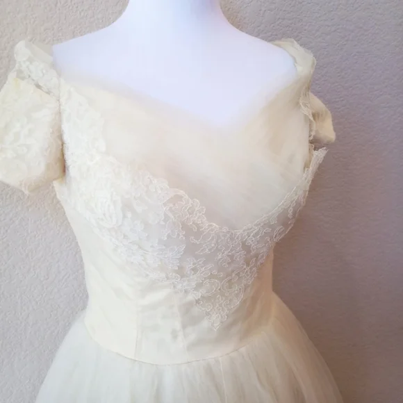 Rike's vintage 1950s stunning tulle off the shoulder tea length wedding gown - Picture 4 of 15